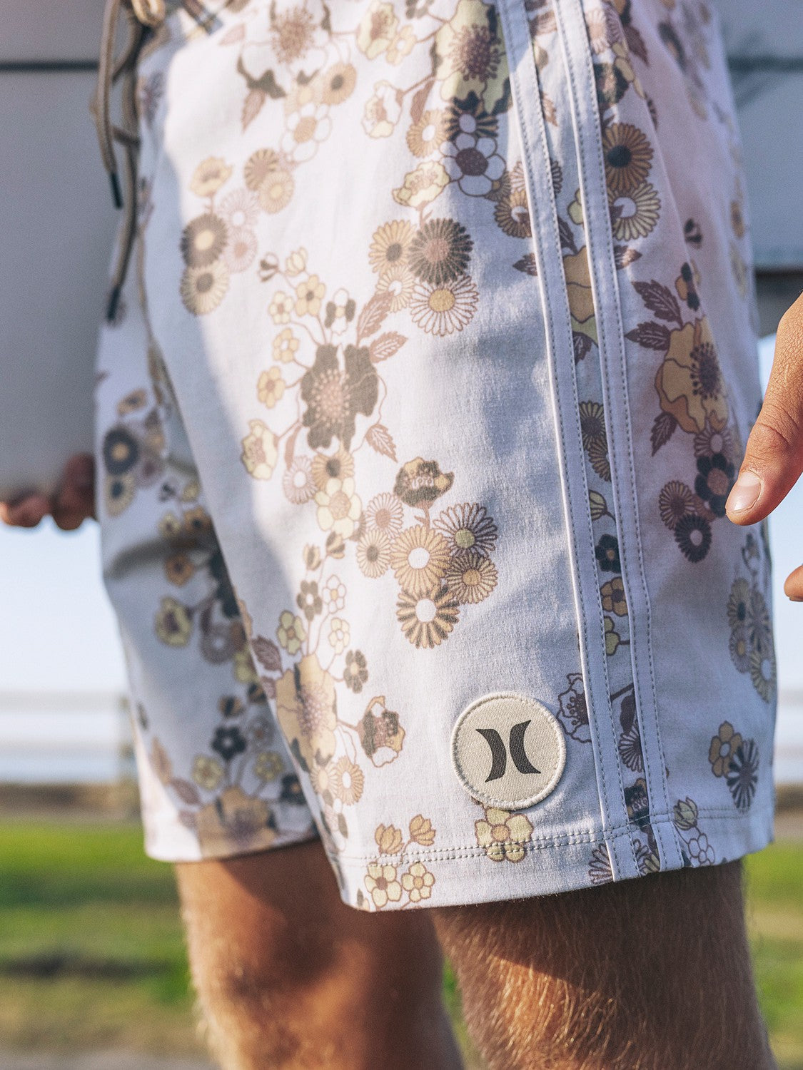 Phantom Naturals Tailgate 18" | Hurley Bone Boardshorts