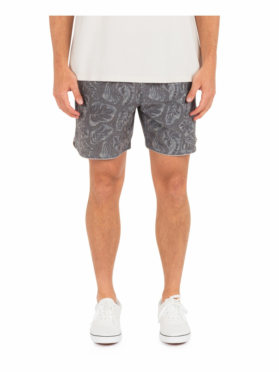 Phantom Naturals Scallop Volley 17" | Hurley Black Shorts