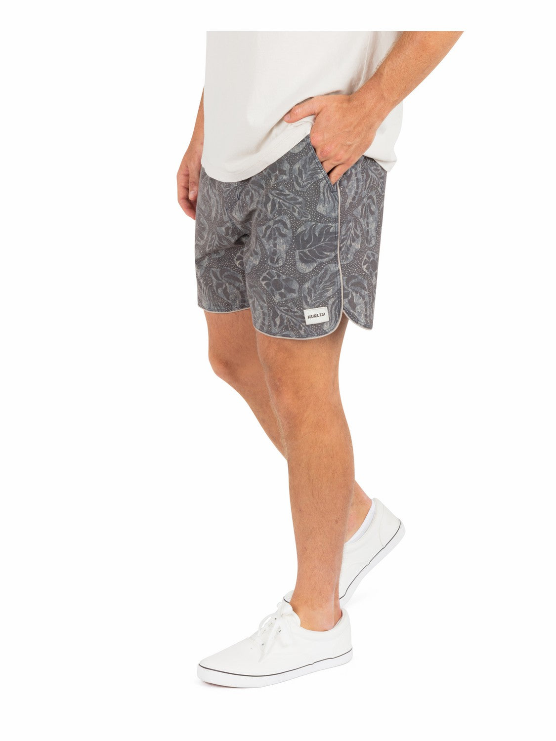Phantom Naturals Scallop Volley 17" | Hurley Black Shorts