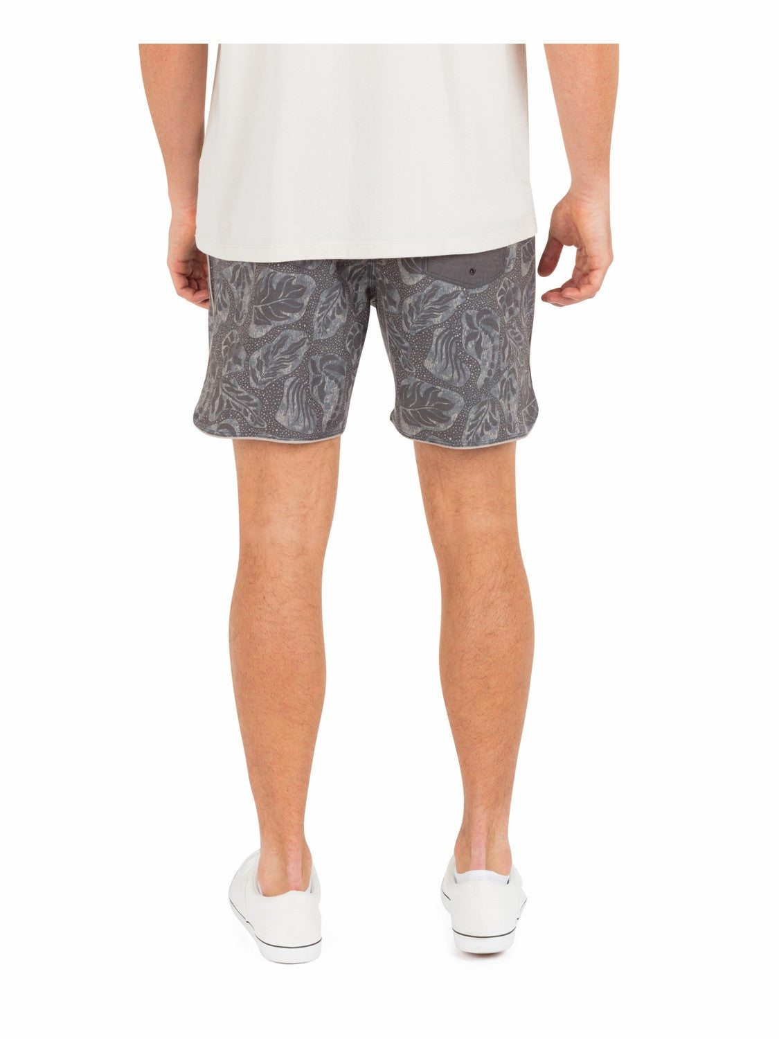 Phantom Naturals Scallop Volley 17" | Hurley Black Shorts